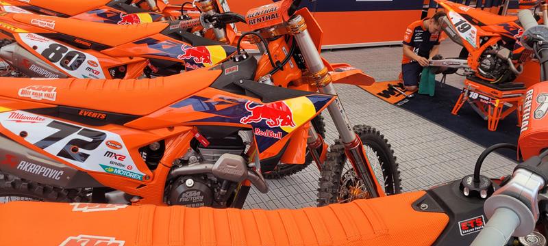 Dominancia techniky KTM v priamom prenose od OKR Moto